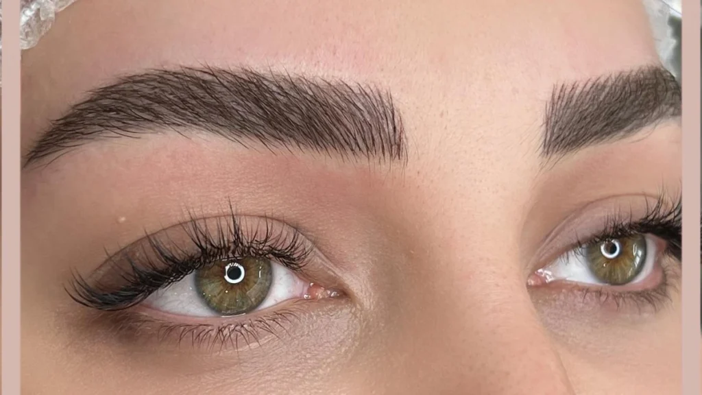 آرایش دائم صورت چیست؟ آرایش دائم صورت در واقع نوعی تکنیک زیبایی نیمه‌دائمی است که با تزریق رنگ‌دانه‌های مخصوص به لایه سطحی پوست انجام می‌شود