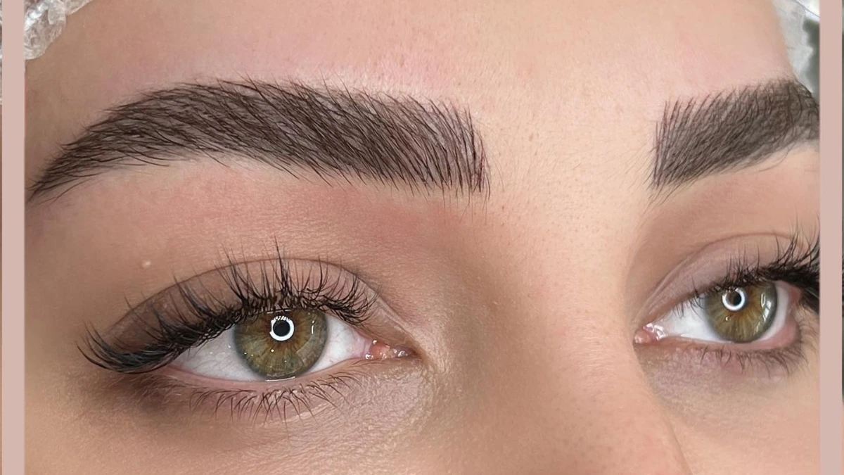 آرایش دائم صورت چیست؟ آرایش دائم صورت در واقع نوعی تکنیک زیبایی نیمه‌دائمی است که با تزریق رنگ‌دانه‌های مخصوص به لایه سطحی پوست انجام می‌شود